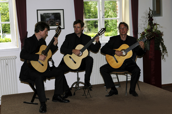 Münchner Gitarrentrio (Alexander Leidolph, Thomas Etschmann und Mikhail Antropov)
Virtuose Gitarrenmusik im Wandel der Zeiten